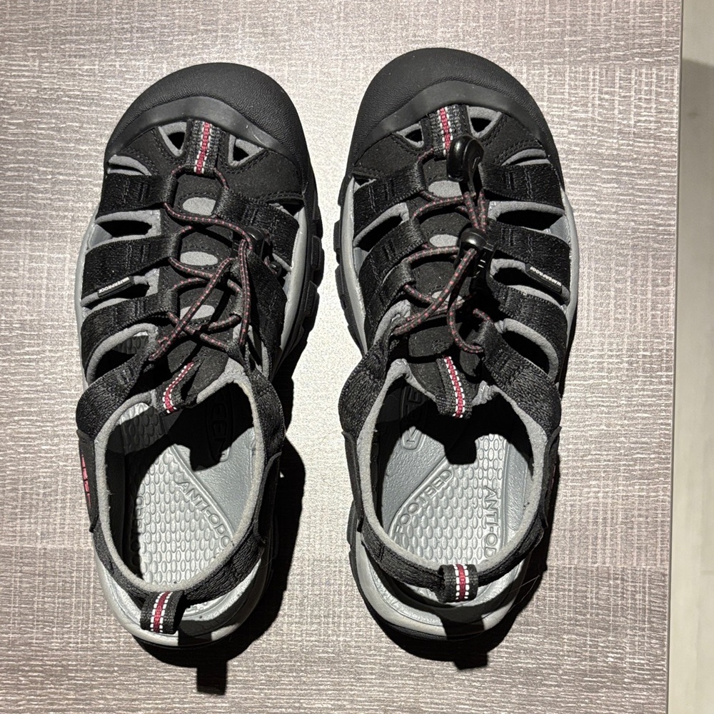 Keen women’s size 7 Black hiking Sandals